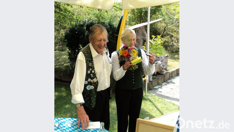 Vorsitzender Sepp Stangl überreicht Schirmherrin Gabi Wittleben ein Geschenk. ksi