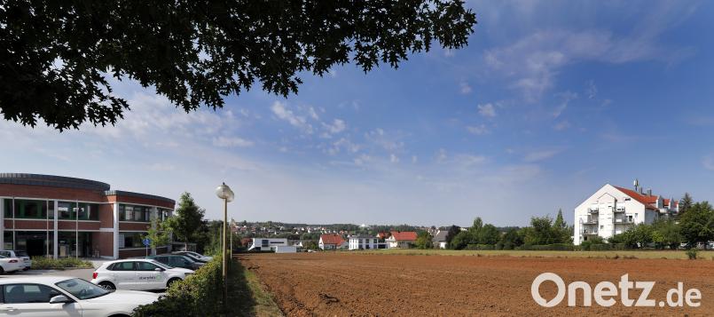 Als Wunschoption diskutiert der Kümmersbrucker Gemeinderat schon seit 2015 ein Seniorenwohnquartier zwischen den Rathaus (links) und dem AWO-Seniorenzentrum (rechts). Da bisher kein Investor gefunden wurde, versucht es die Kommune nun mit der Aufstellung eines klassischen Bebauungsplans. Bild: Wolfgang Steinbacher