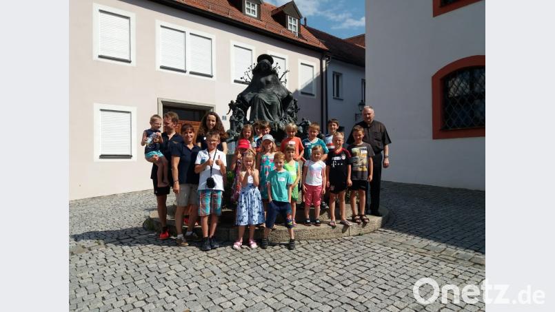 Stadtpfarrer Georg Flierl (rechts) führte die Kirchenführung beim Tirschenreuther Ferienprogramm persönlich durch. exb