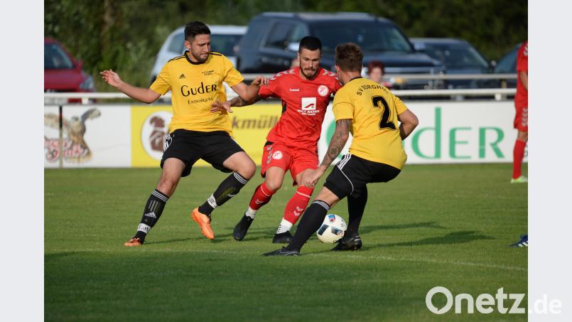 Marco Wiedmann (rotes Trikot), früher beim FC Amberg, umtanzte in dieser Szene die Sorghofer Daniel Kraus (rechts) und Tobias Rudolf. Danach traf er zum 2:0 für den SV Seligenporten. brü