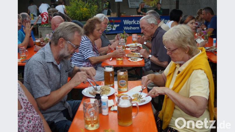 Das 27. Brunnenfest der Hobby-Rancher zog auch in diesem Jahr wieder viele Besucher nach Weihern. Sie ließen sich auf dem Dorfplatz Krautfleisch und ein kühles Bier schmecken. slh