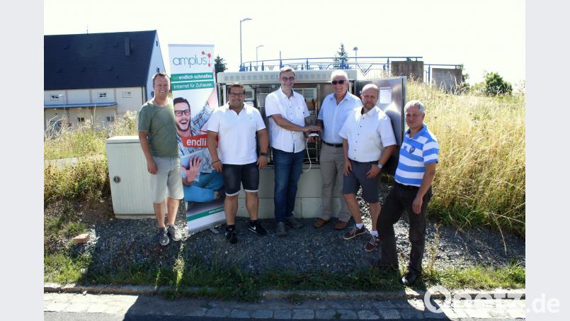 Amplus-Projektleiter Eduard Meier, Kämmerer Thomas Kaufmann, Kommunalbetreuer Robert Scholz, zweiter Bürgermeister Josef Hecht, Geschäftsstellenleiter Josef Hecht sowie Gemeinderat und Mitarbeiter der Firma Markgraf, Matthias Melzner, gegen das Startsignal für das schnelle Internet. bkr