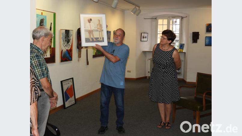 Humorvoll geht es bei der Vernissage im Alten Schulhaus zu. Im Gespräch mit Gerlinde Kledtke (rechts) stellt Udo Binder (links) seine Arbeiten aus 50 Jahren vor. Winkler