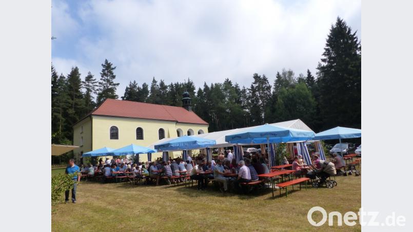 Die Besucher des Magdalenenfestes beim "weltlichen Treiben". fsc