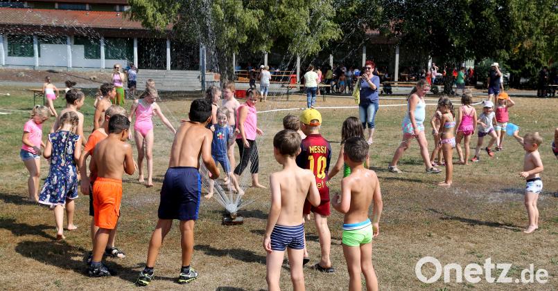 Zum Schluss lässt es die Feuerwehr für die Kinder regnen - eine willkommene Abkühlung in glühender Hitze. mef