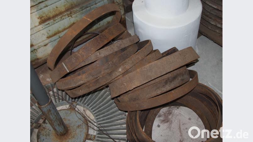 Mit solchen Metallringen baute man früher Holzfässer. Harald Mohr