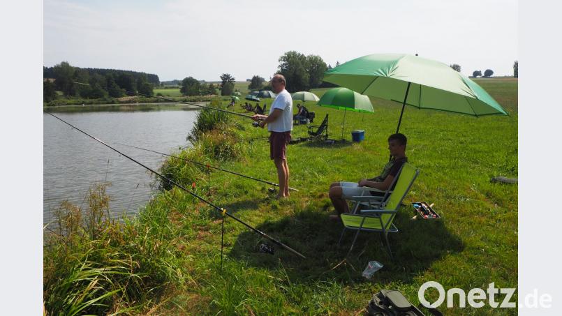 Die leidenschaftlichen Angler Josef und Daniel Rosenmüller reihen sich in die Sonnenschirmparade der Fischerkollegen ein. gz