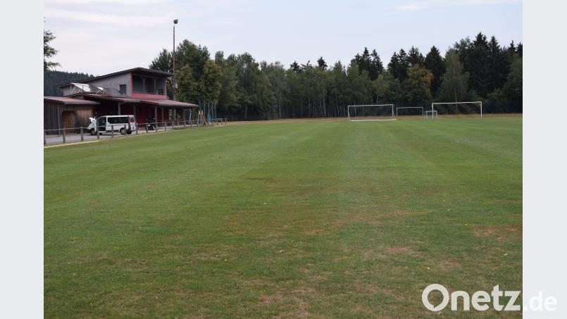 Die Sportfreunde können künftig den Rasen mit dem Wasser der alten Wasserleitung bewässern. Dies spart nicht nur Kosten, sondern schont auch die Umwelt. bnr