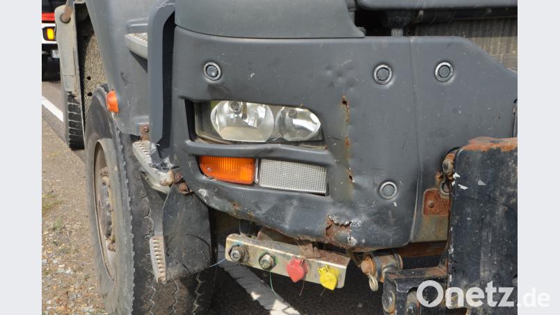 Der Lkw, der dem Auto in die Seite fuhr. dob