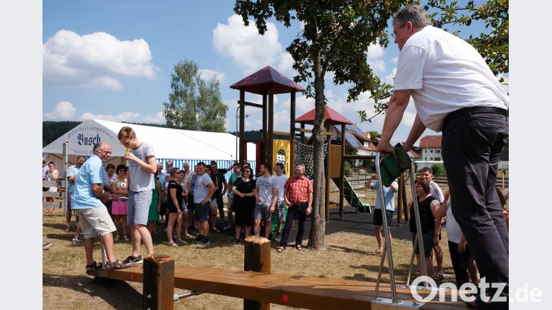 Gut drauf zeigte sich beim „Wippen-Duell“ zwischen Kirche und Kommune aus Anlass der Wiedereröffnung des Spielplatzes in Zettlitz Pfarrer Adrian Kugler. Bürgermeister Albert Nickl brauchte die Unterstützung eines Zettlitzer Jungspundes, um das „Übergewicht des Klosters“ auszugleichen. do