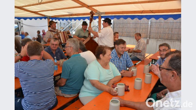 Zum 120-jährigen Jubiläum in der Weißbier-Traditions-Gaststätte Behringer kommen die Bürger gerne zum geselligen Feiern zusammen. dob
