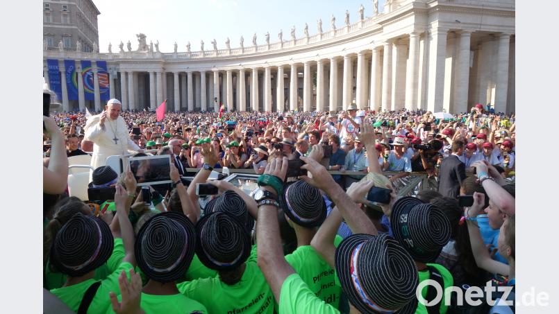 Papst Franzsikus (links) begrüßte und segnete die große Ministrantenschar auf dem Petersplatz. Diese jubelten dem Oberhaupt der katholischen Kirche lautstark zu. flt