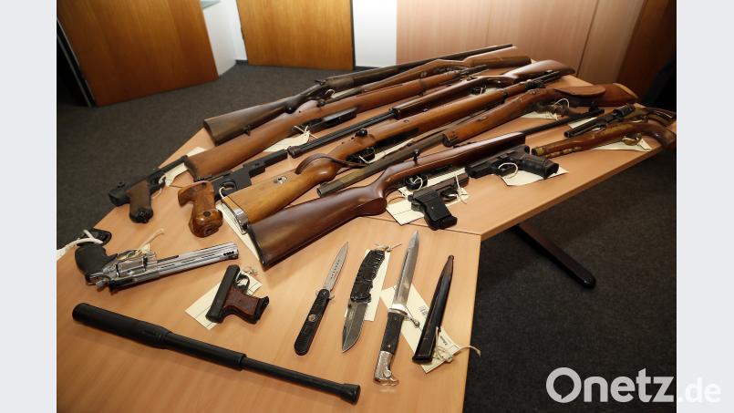 Vom Schlagstock bis zum großkalibrigen Revolver, von der Sportpistole bis zur Schrotflinte reicht das Waffenarsenal, das während der Amnestie bis zum 30. Juni beim Landratsamt abgegeben wurde. Hösamer