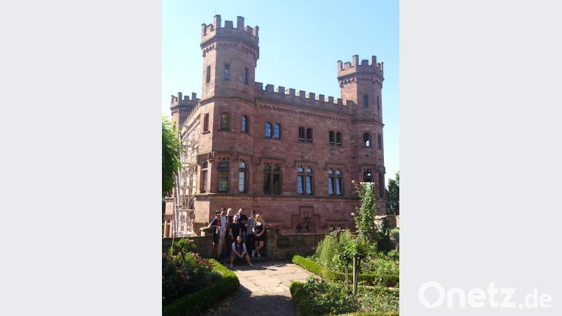 Schüler der Klasse BVJ Farbe des St. Michaels-Werk e.V. Grafenwöhr vor der Jugendherberge Schloss Ortenberg wrm