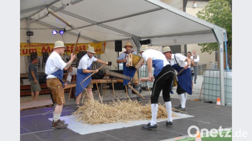 Der Trachtenverein zeigte das Drischldreschen. pop