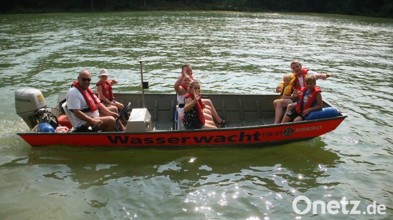 Am Steuer saß Hubert Lindner (links), für die Sicherheit der Passagiere im Boot sorgte Matthias Kunz (rechts) von der Wasserwacht. wro