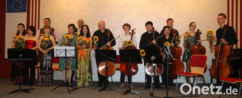 Meister ihres Fachs auf der SRIMF-Bühne (von links): Antoniya Yordanova, Hsing-Chwen Hsin, Richard Piersall, Olga Taimanov, Christina Long, Christopher Taylor, Beatrice Long und Misha Quint mit seinem auf die Schnelle zusammengestellten Cello-Ensemble. mfh