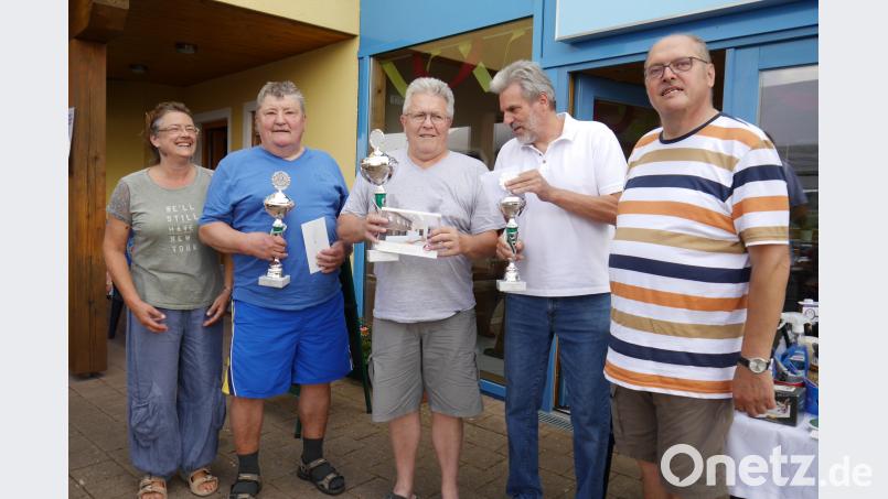 Das VdK-Minigolfturnier war wieder ein großer Erfolg: Andrea Gutwein (Vorsitzende des Ortsverbandes), Wolfgang Bruischütz (Platz 2), Dieter Frey (Platz 1), Günter Plonner (Platz 3) und der stellvertretende Vorsitzende des Kreisverbandes Reinhard Schön (von links) enz
