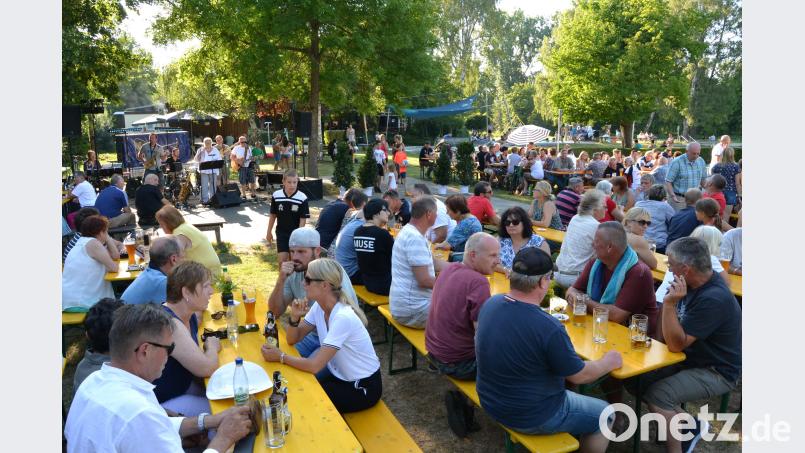 Schon zu Beginn des Abendprogramms ist das Sommerfest des FC Weiden Ost-Fördervereins gut besucht. Im Laufe des Abends müssen immer mehr Bänke aufgestellt werden. hcz