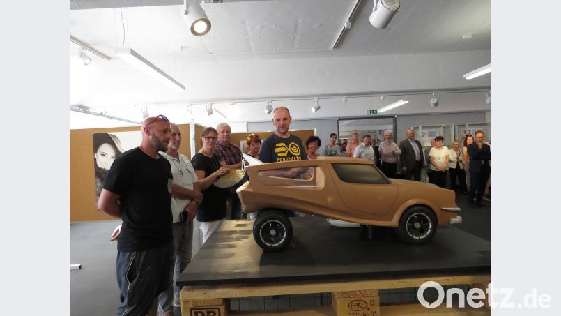 Schüler Kai Gemeinhardt (links) war einer der wenigen Schüler, die anwesend waren bei der Vernissage. Er stellte den Gästen seinen &quot;Pickup&quot; als eine Metamorphose vom Schiff zum Auto vor. ubb