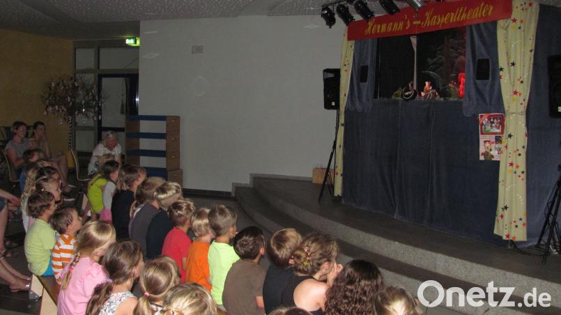 Im Doost spielen einige Szenen des Kasperltheaters. sei