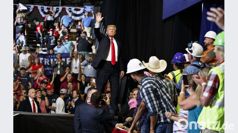 US-Präsident Donald Trump winkt während einer Wahlkampfveranstaltung für den republikanischen Senats-Kandidaten Rosendale in Great Fallsim Bundesstaat Montana den jubelnden Zuschauern zu. Carolyn Kaster/AP/dpa