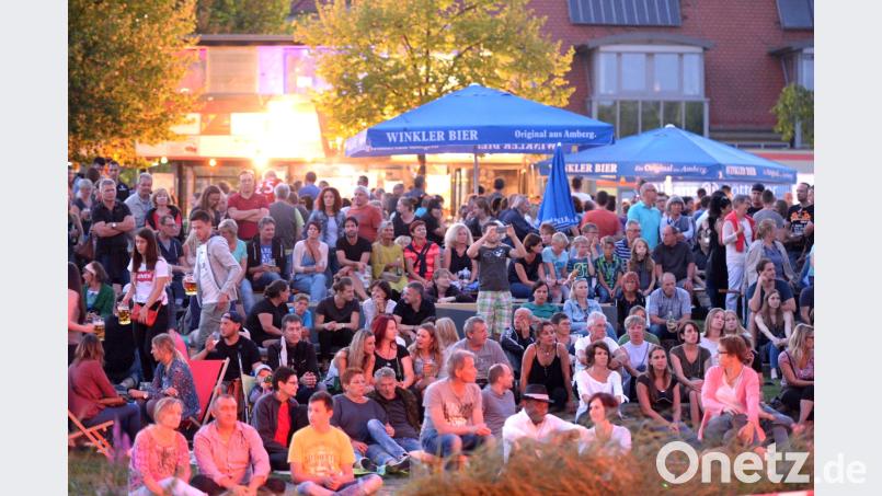 Bei der Premiere vor einem Jahr sorgten Los Dos y Compañeros für das karibische Feeling bei den Besuchern – und dies bei schönstem Sommerabendwetter. Insgesamt kamen rund 10 000 Gäste an drei Tagen. Heuer gesellt sich der Donnerstag im Saal des Jugendzentrums als Bonus dazu. Der Eintritt ist an allen vier Tagen frei. Andreas Brückmann