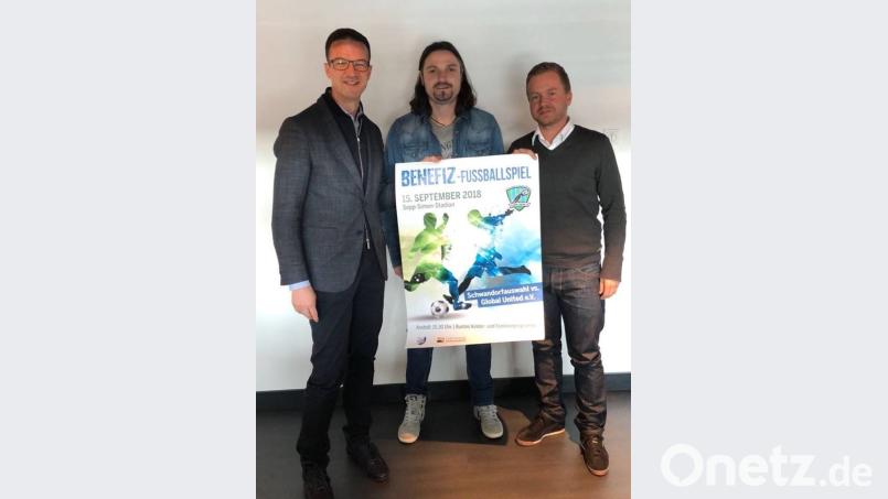 Dass Fredi Bobic (links), ehemaliger Nationalspieler und Sport-Vorstand von Eintracht Frankfurt, am 15. September in Schwandorf aufläuft, ist eher unwahrscheinlich. Dafür rührt er im Vorfeld mit Lutz Pfannenstiel (Mitte) und dem Amberger Bernd Heinisch kräftig die Werbetrommel. exb