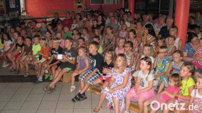 Über 130 Kinder verfolgen in Mantel Kasperls Abenteuer im Naturpark. sei