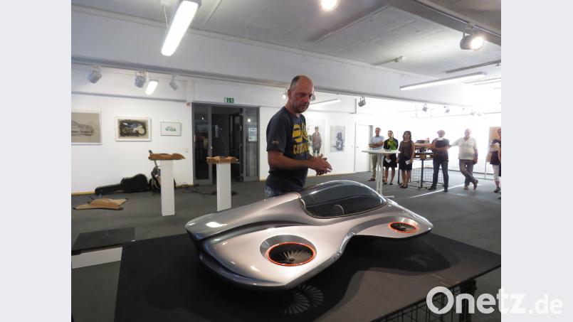 Fachlehrer Jürgen Heinl erklärt am futuristischen Fahrzeug, wie die Schüler an die Herausforderungen herangehen. ubb