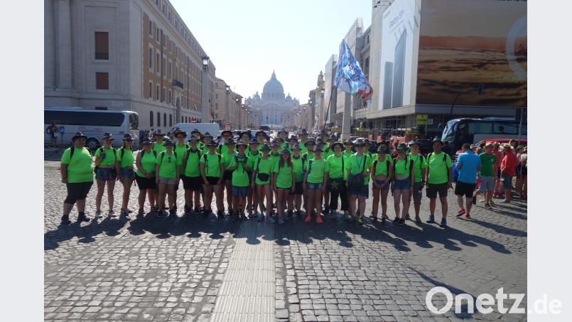 Vor der Papstaudienz versammelt sich die ganze Gruppe der Pfarrei in ihren grünen Ministranten-Shirts vor dem Petersplatz zum Erinnerungsbild. flt