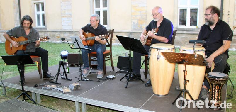 Musikalisch begleitet wurde das Klimadinner von der Band „Trio de Janeiro con ritmo“ um Stefan Huber (rechts). sön