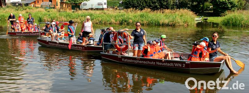 In drei Boote erkunden Kinder mit der Pirker Feuerwehr den Naababschnitt zwischen Schirmitz und Pirk. zer