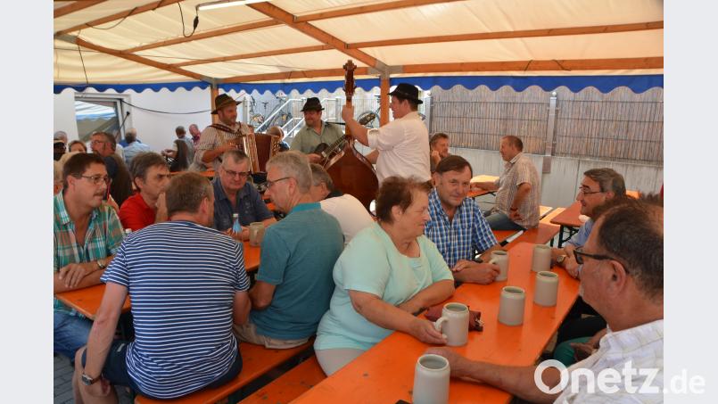 Zum 120-jährigen Jubiläum in der Weißbier-Traditions-Gaststätte Behringer kommen die Bürger gerne zum geselligen Feiern zusammen. dob