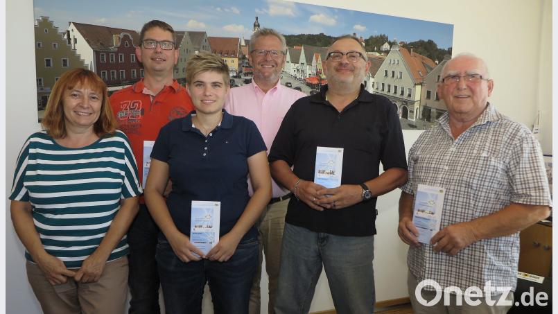 Oberbürgermeister Andreas Feller (Mitte) und Sachbearbeiterin Sabine Brunner (links) überreichten Torsten Färber, Janine Jobst, Uwe Windisch und Manfred Kreutinger (von links) die Ehrenamtskarte in Blau. Hirsch