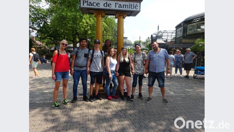 Schüler des BVJ Farbe des St. Michaels-Werk e.V. Grafenwöhr am &quot;Ort der Freundschaft&quot; im Europapark, Fachlehrer Steven Lang (rechts) und Studienrätin Miriam Sperber (links) begleiteten die Schüler auf der Abschlussfahrt wrm