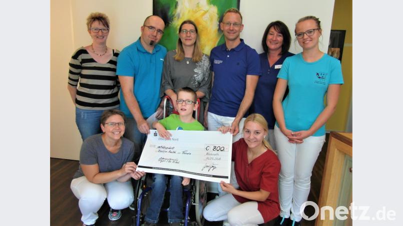 An Wolfgang und Sandra Reichl überreicht Dr. Daniel Hösl (hinten, Zweiter bis Vierter von links) einen 800-Euro-Scheck als Unterstützung für ihren Sohn Bastian (vorne Mitte). Zur Übergabe kommt auch Daniela Pscherer (hinten links) vom Verein „Sonnenblicke Nordoberpfalz“. hl