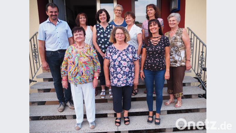 Für FC-Vorsitzenden Hans Wiesnet (von links) ist es bei der 40-Jahr-Feier der FC-Damenriege eine Freude, Anni Busch, Edith Künneth, Margit Nickl, Annemarie Busch, Rosi Lautner, Gisela Pittner, Veronika Hey, Silke Meier und Leiterin Annemarie Müller für ihre jahrzehntelange Treue zur Damenriege und zum FC Vorbach zu danken. Leider können nicht alle zu ehrenden Mitglieder beim Turnerinnen-Jubiläum anwesend sein. wmi