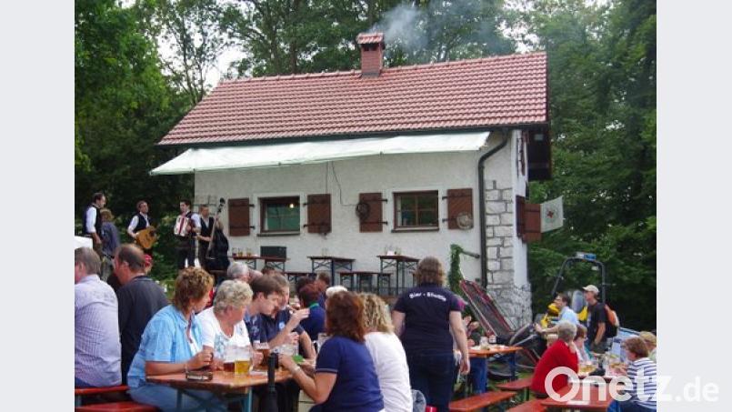 Zum 68. Hüttenfest lädt die Bergwacht Amberg wieder in die Bergwachthütte am Skihang in Freudenberg ein, wo sie diesmal auch ihr 85-jähriges Bestehen feiert. ads