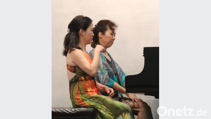 Harmonie unter Geschwistern: Vierhändig spielen Christina und Beatrice Long einen Libertango von Astor Piazzolla. mfh