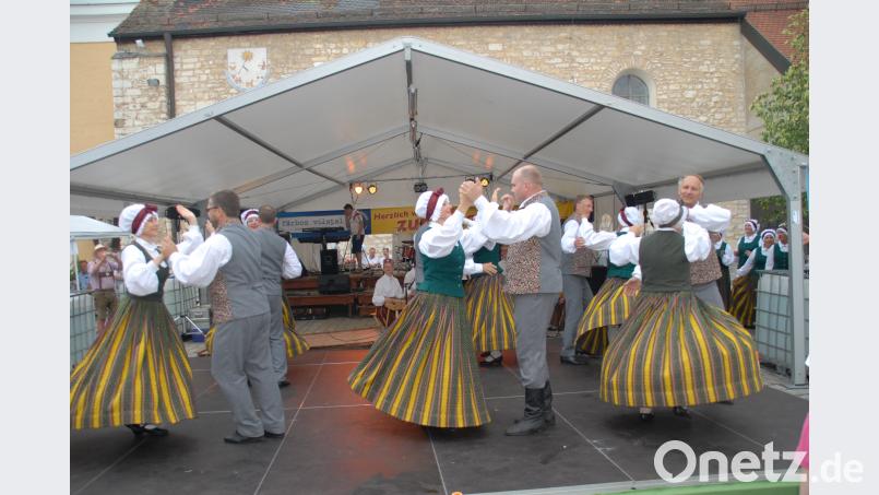 Die lettische Volkstanzgruppe Akaci. pop