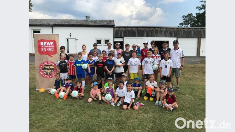 Heiß begehrt sind die DFB-Abzeichen, die die Kinder beim Fußballtag des SVSW Kemnath erwerben können. jzk