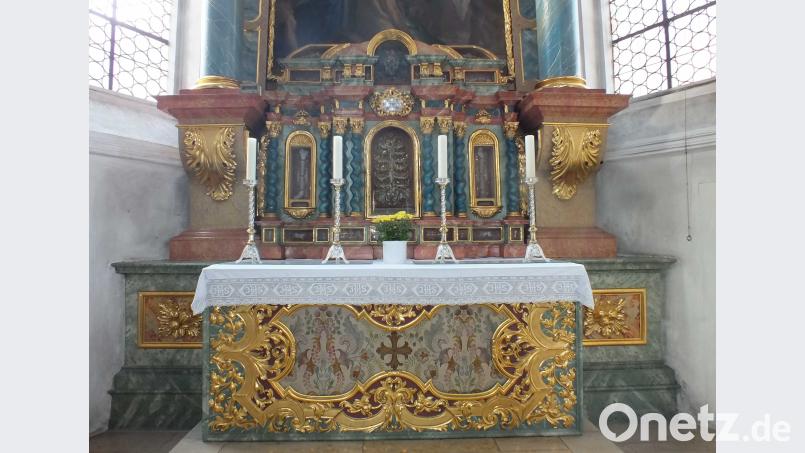 Auch in der Amberger Georgskirche gibt es einen Altar mit einem „Heiligen“. Hier ist das Skelett aber in seine Einzelteile zerlegt. Harald Mohr