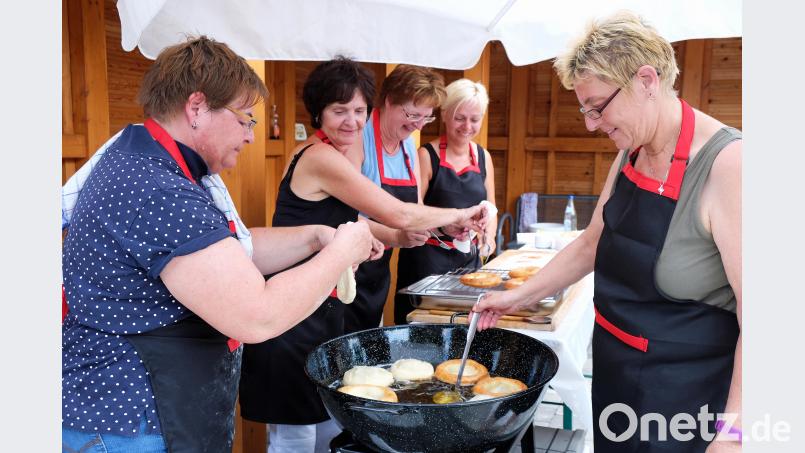 Die Saltendorfer Frauen machten frische Köichln. twi