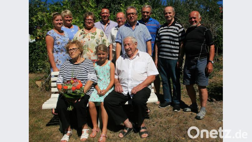 Das Bild zeigt Manfred Gorthan (vorne rechts) mit Ehefrau Frieda (links) und dem Enkeltöchterchen Marie, zusammen mit den Kindern, sowie den Gratulanten Toni Dutz (4. von links) und den Vertretern der Vereine. wro