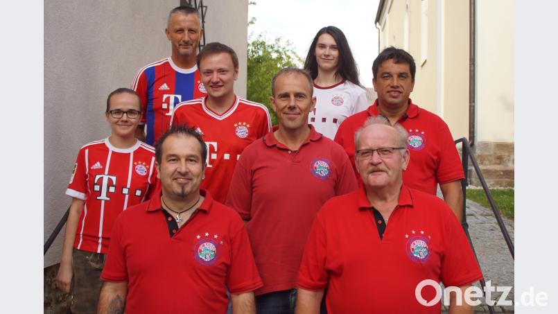Bernhard Grau (vorne links) führt die nächsten zwei Jahre mit den neugewählten Vorstandsmitgliedern den Bayernfanclub &quot;&quot;Wildes Bergvolk Weiding&quot;. mmj