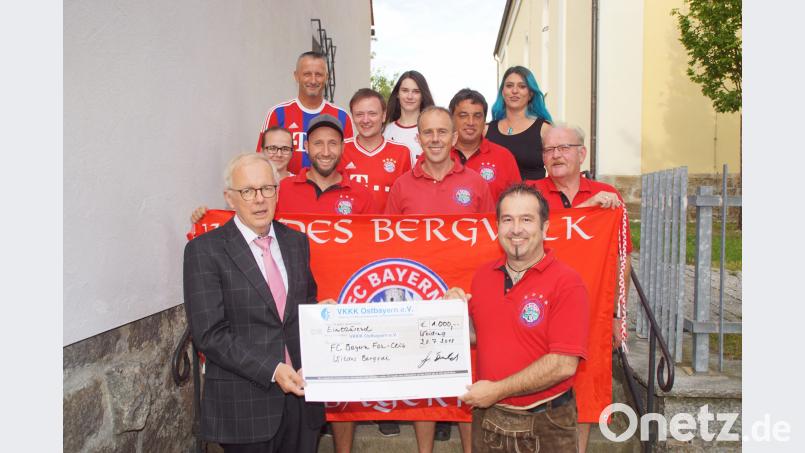 FCB-Fanclub-Vorsitzender Bernhard Grau überreichte in Anwesenheit der bisherigen Vorstandschaft an Hans Osterholt, Vertreter des &quot;Verein zur Förderung krebskranker und körperbehinderter Kinder&quot;, eine Spende von 1 000 Euro. mmj