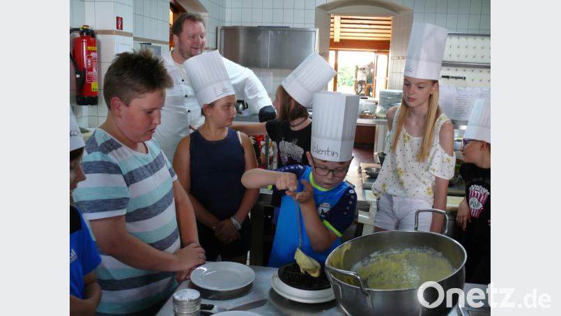 &quot;Ob des a g`scheide Waffel wird?&quot;, mag sich Junior Christian Urbanek (links) in diesem Moment wohl denken. kgg