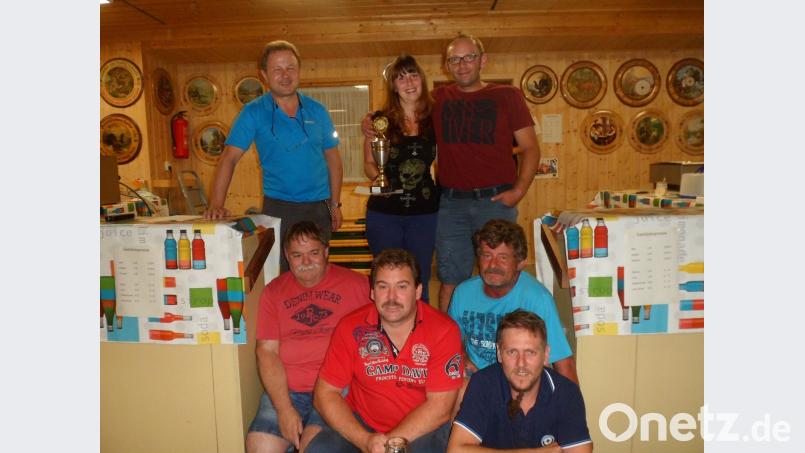 Schießleiter Bernd Bauer (hinten, links) überreicht an die Gewinner Christina Brunner (hinten, Mitte) und Sebastian Söllner (hinten, rechts) den Siegerpokal und einen Geldpreis. Die zweit- und drittplatzierten Teams freuen sich mit ihnen. soj
