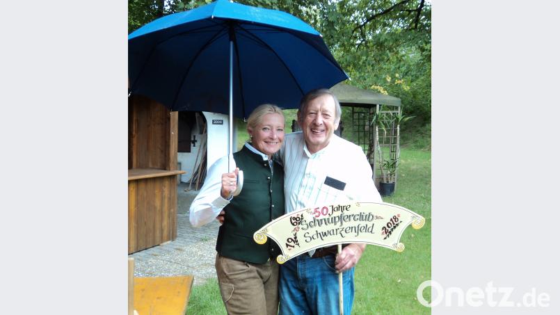 Gut beschirmt: Schirmherrin Gabi Wittleben und Schnupfer-Chef Sepp Stangl. ksi